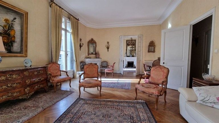 Cachet de l'ancien, quartier chic pour ce bel appartement