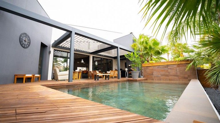 Contemporary home with swimming pool