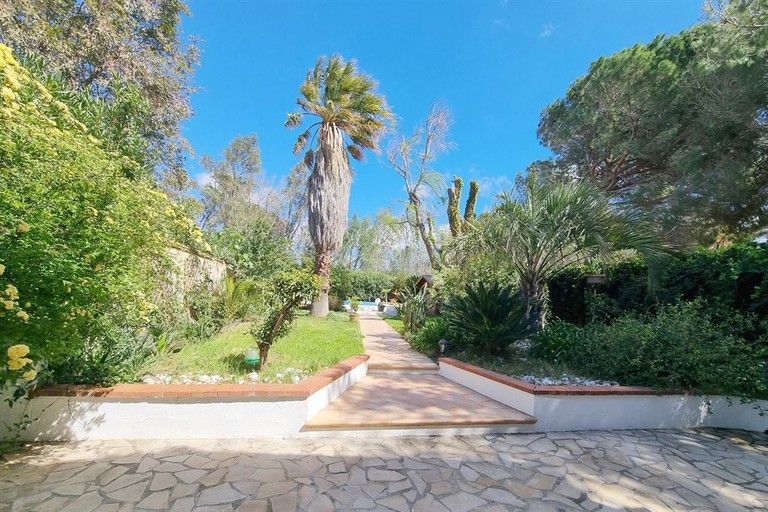 Charming renovated part of a domain on a tree-lined plot