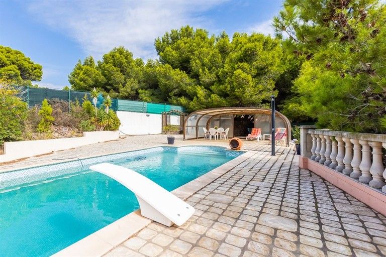 Seaside house with swimming pool, jacuzzi