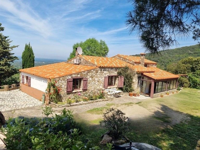 Mas avec piscine et vue jusqu'à la mer